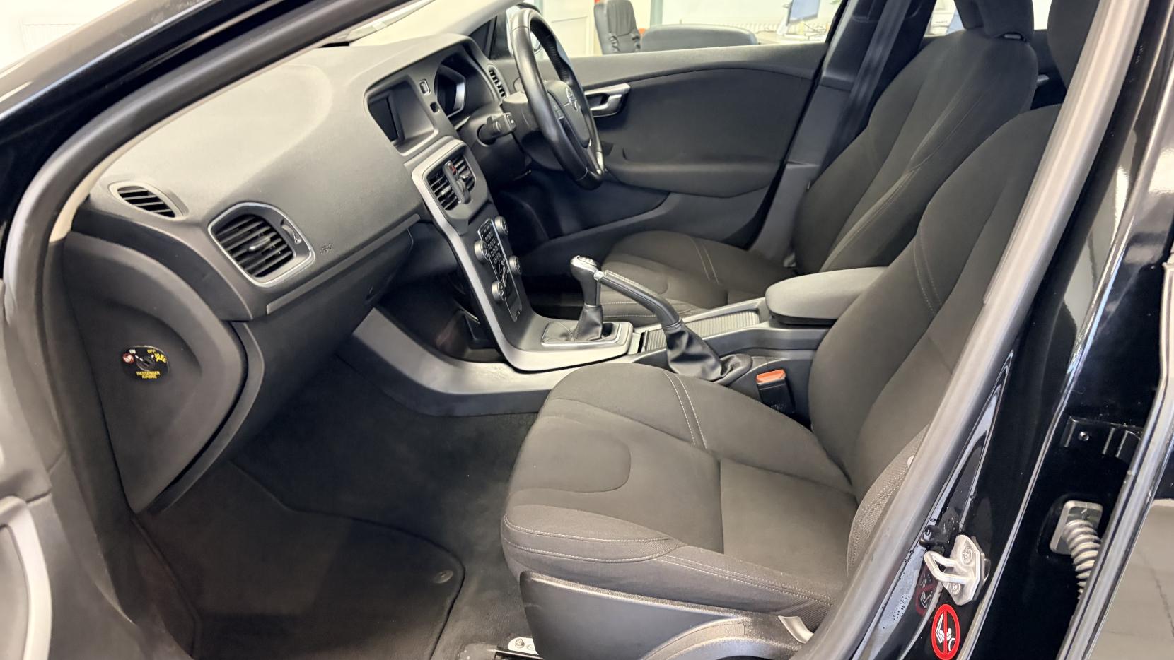 Volvo V40 2.0 T2 ES Hatchback 5dr Petrol Manual Euro 6 (s/s) (122 ps)