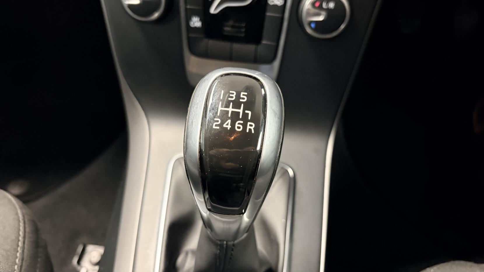 Volvo V40 2.0 T2 ES Hatchback 5dr Petrol Manual Euro 6 (s/s) (122 ps)