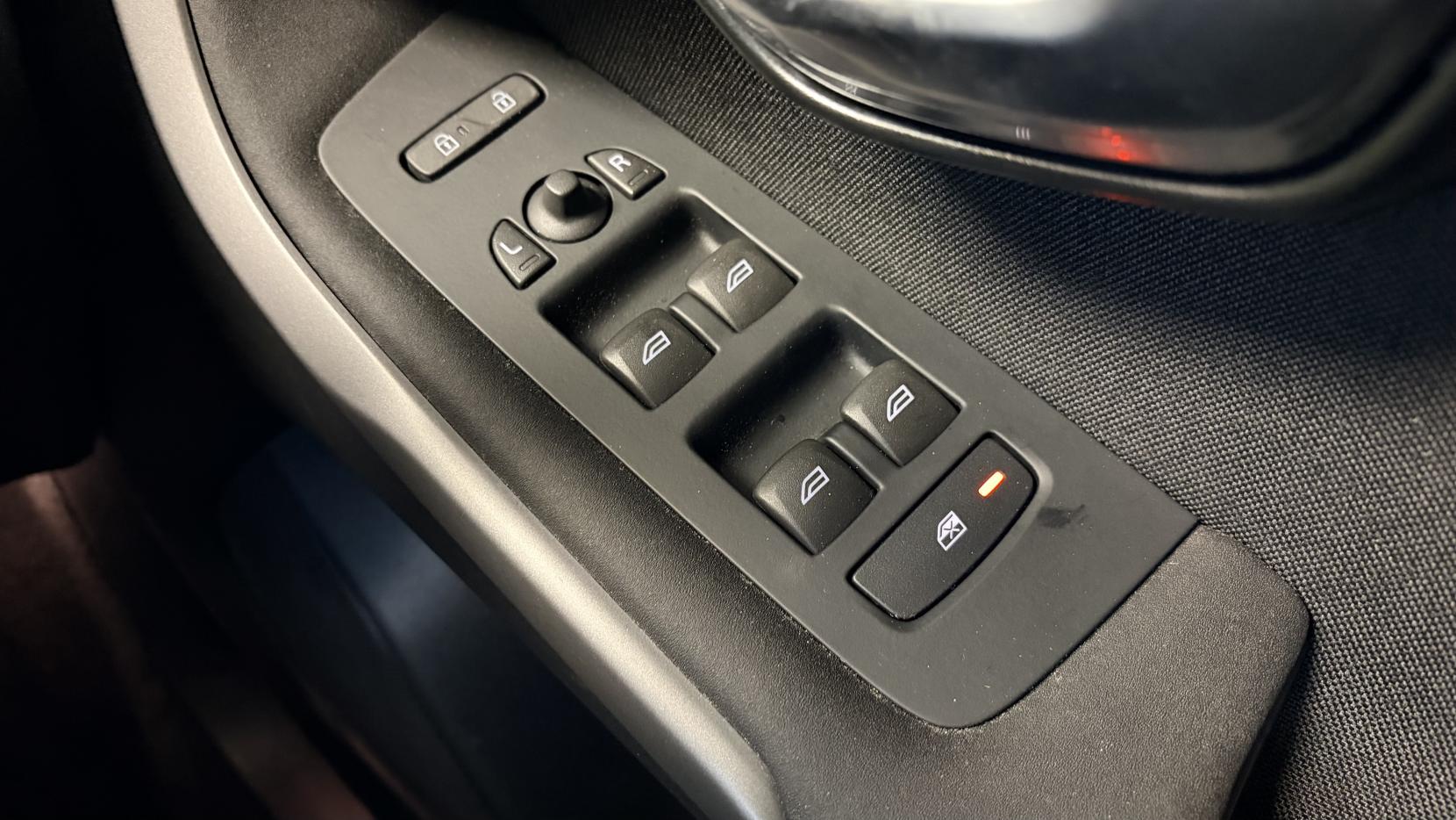 Volvo V40 2.0 T2 ES Hatchback 5dr Petrol Manual Euro 6 (s/s) (122 ps)