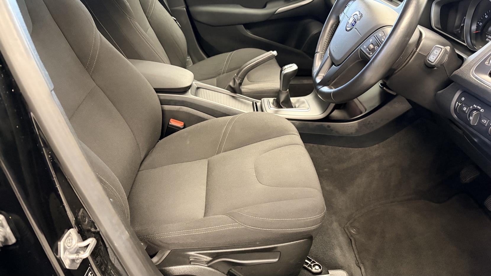 Volvo V40 2.0 T2 ES Hatchback 5dr Petrol Manual Euro 6 (s/s) (122 ps)