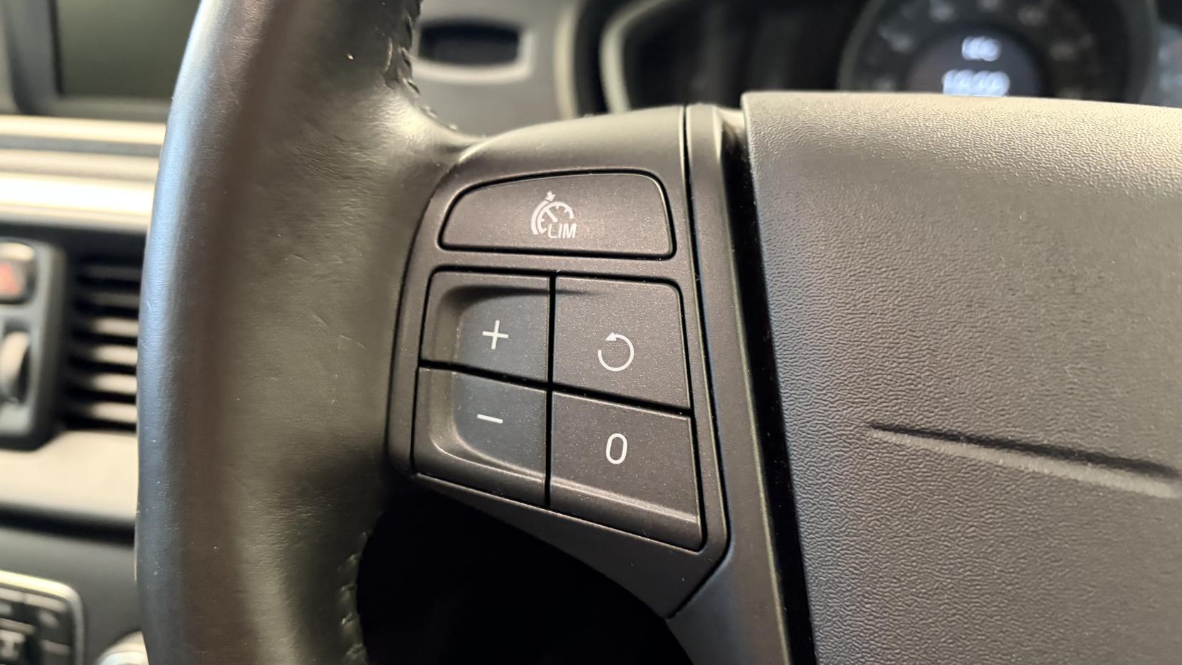 Volvo V40 2.0 T2 ES Hatchback 5dr Petrol Manual Euro 6 (s/s) (122 ps)