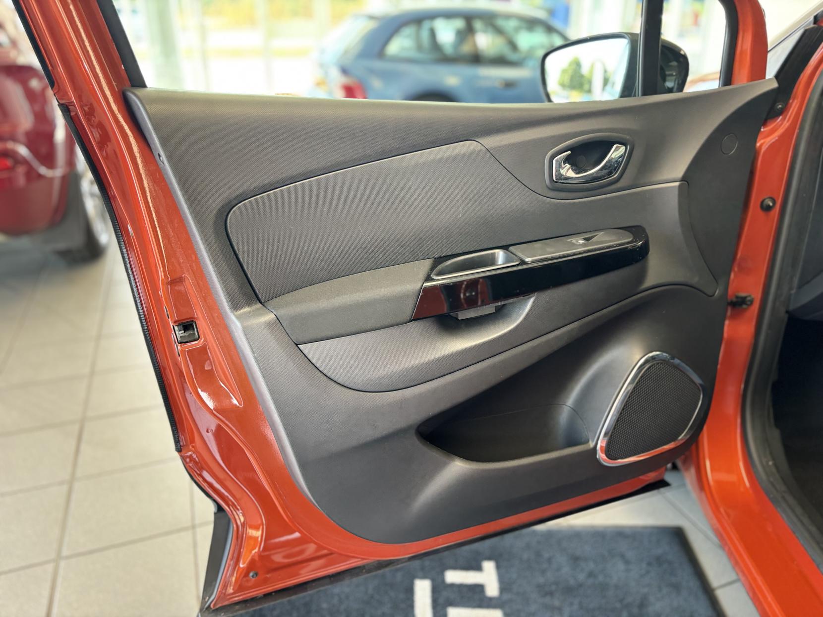 Renault Captur 1.5 dCi Dynamique S MediaNav SUV 5dr Diesel EDC Euro 5 (90 ps)