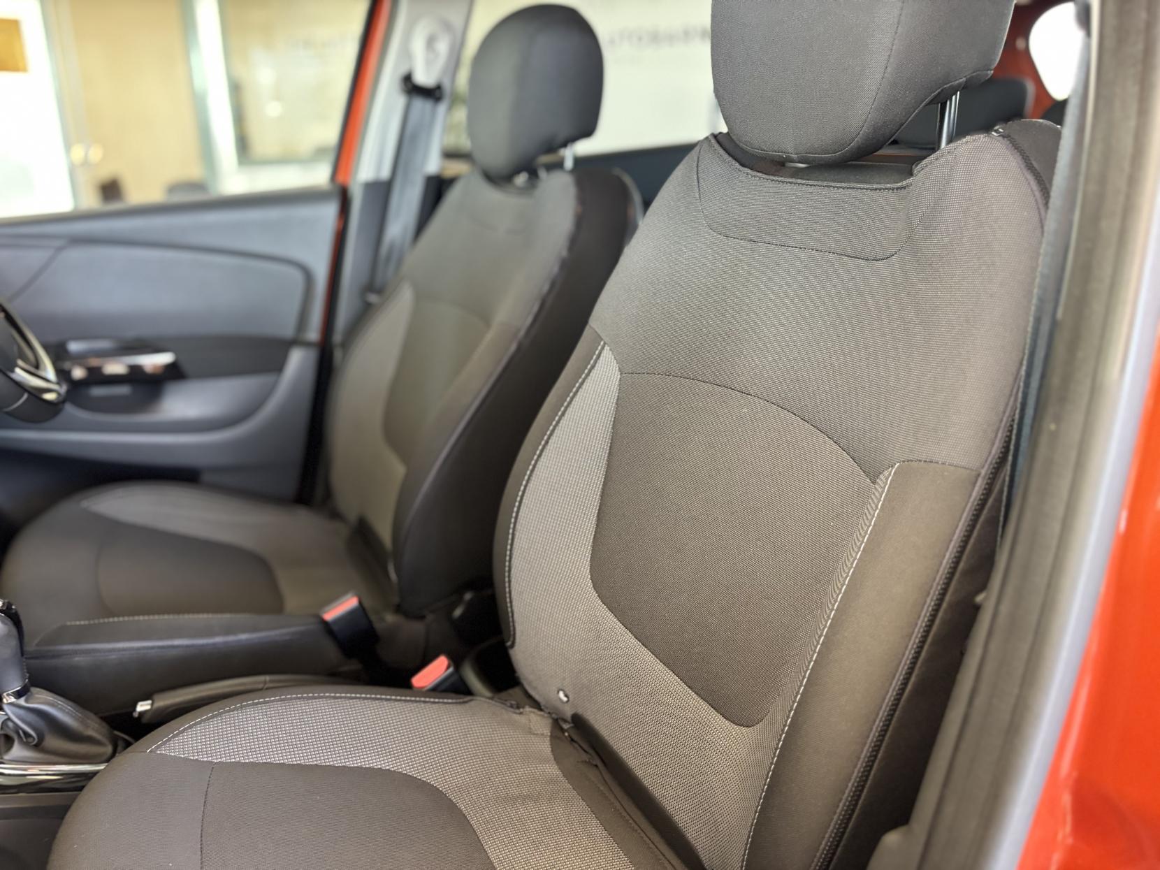 Renault Captur 1.5 dCi Dynamique S MediaNav SUV 5dr Diesel EDC Euro 5 (90 ps)