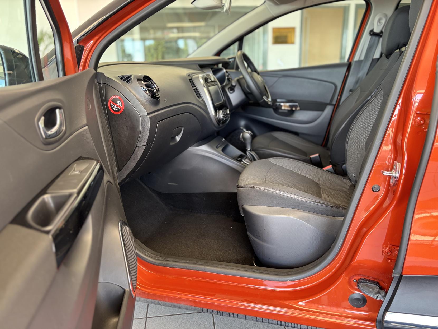 Renault Captur 1.5 dCi Dynamique S MediaNav SUV 5dr Diesel EDC Euro 5 (90 ps)