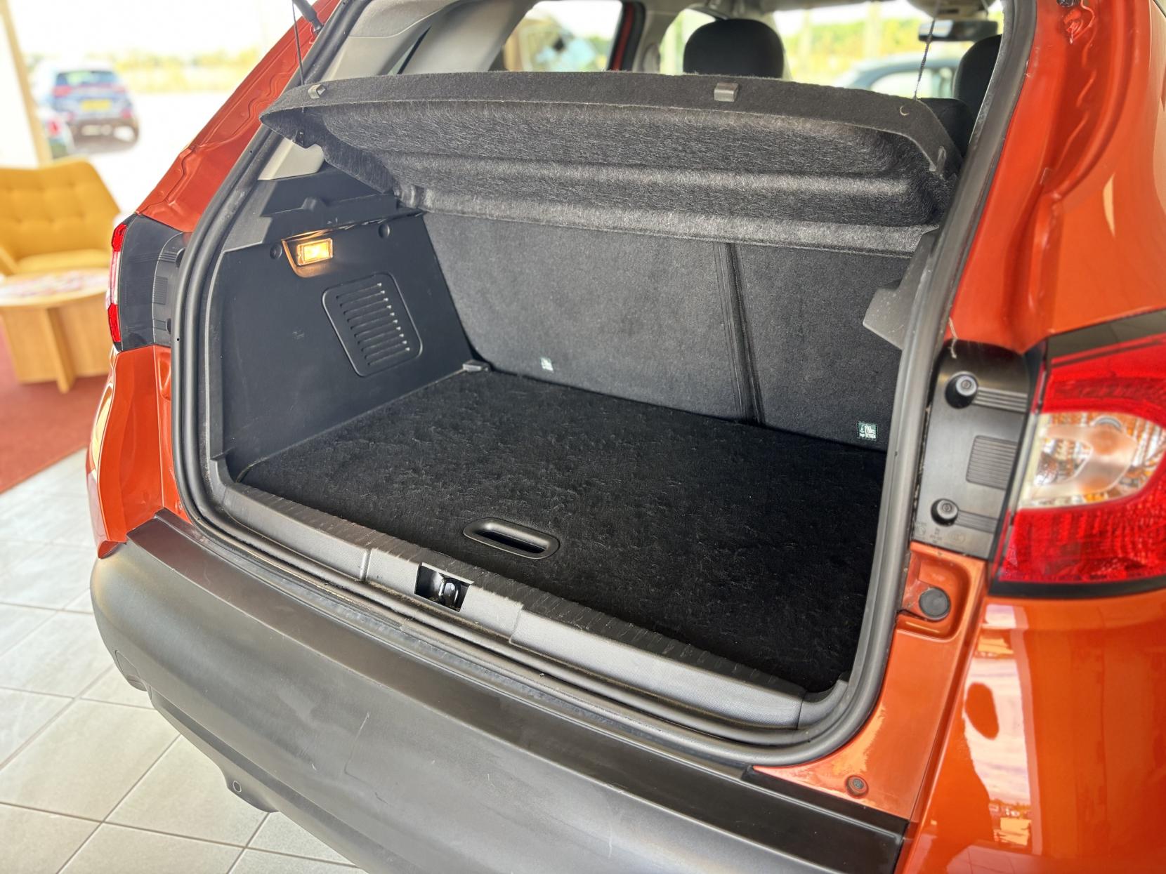 Renault Captur 1.5 dCi Dynamique S MediaNav SUV 5dr Diesel EDC Euro 5 (90 ps)