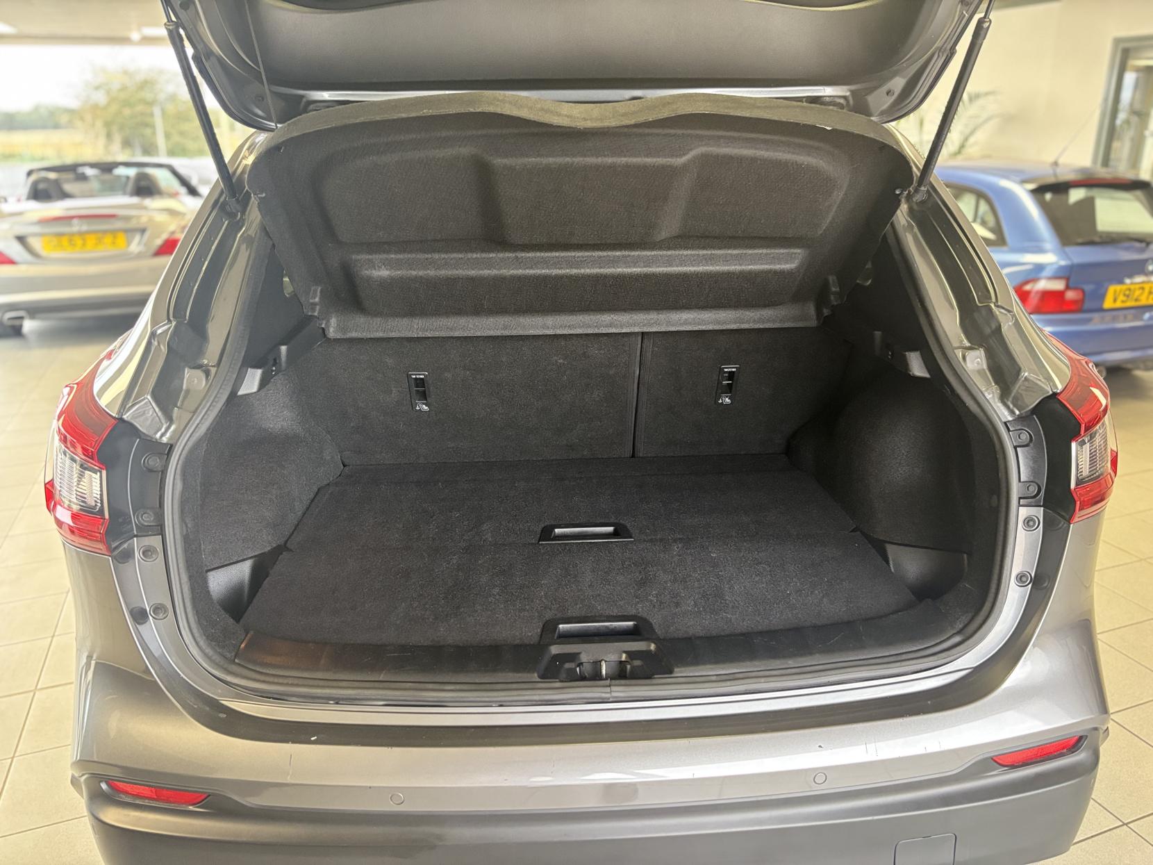 Nissan Qashqai 1.6 dCi N-Connecta SUV 5dr Diesel Manual Euro 6 (s/s) (130 ps)