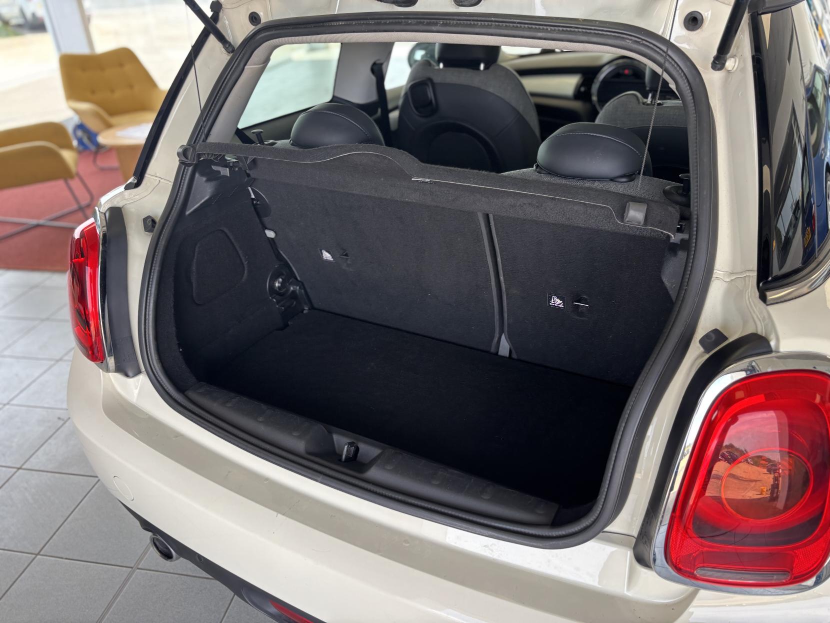 MINI Hatch 1.5 Cooper D Hatchback 3dr Diesel Manual Euro 6 (s/s) (116 ps)