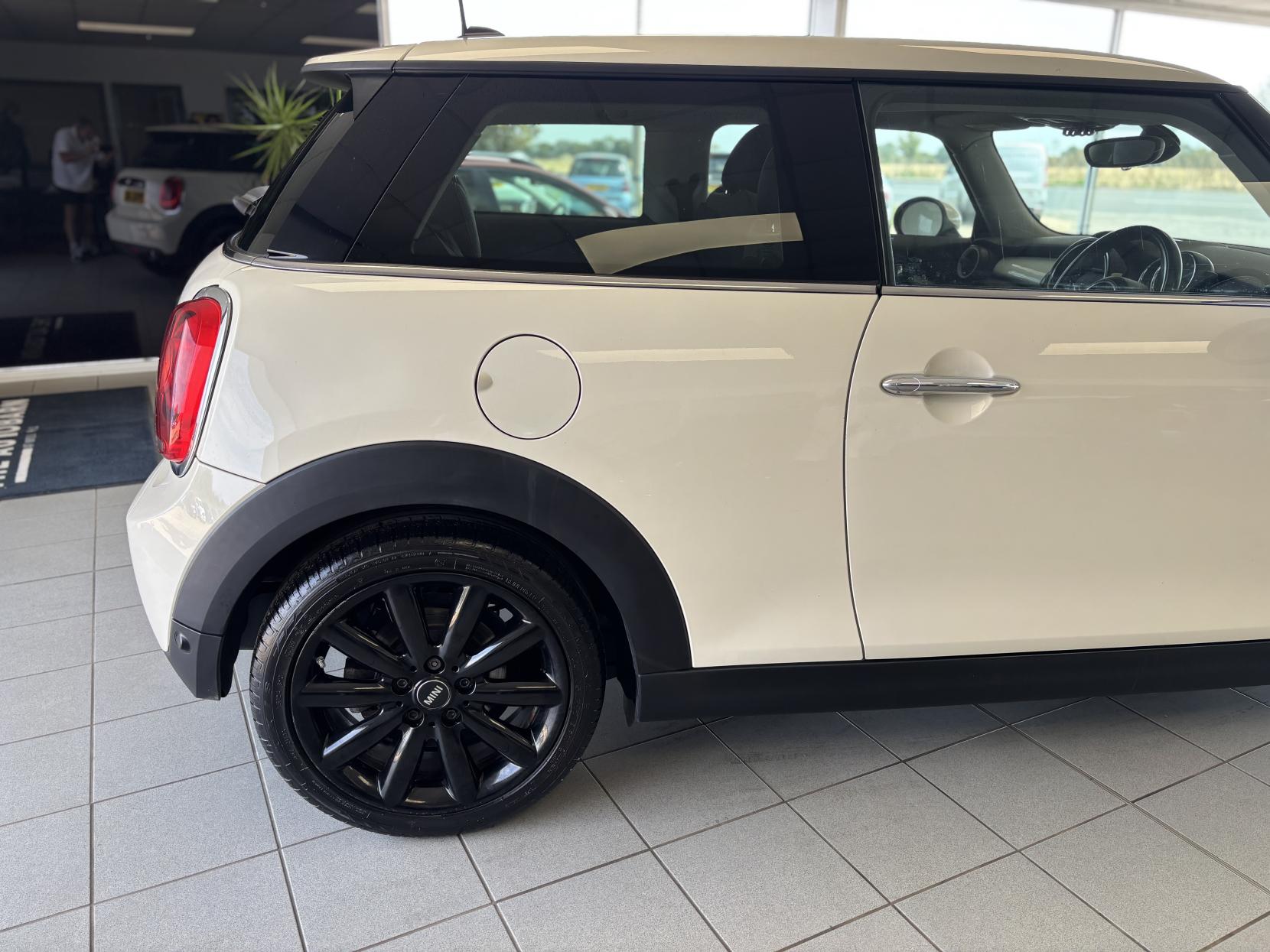 MINI Hatch 1.5 Cooper D Hatchback 3dr Diesel Manual Euro 6 (s/s) (116 ps)