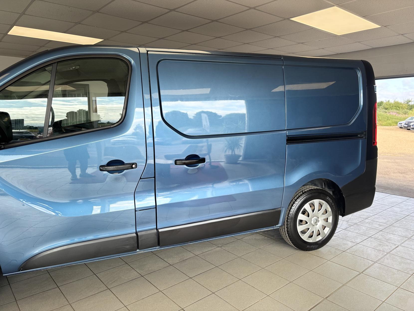 Renault Trafic 1.6 dCi 27 Business Panel Van 5dr Diesel Manual SWB Standard Roof Euro 6 (95 ps)