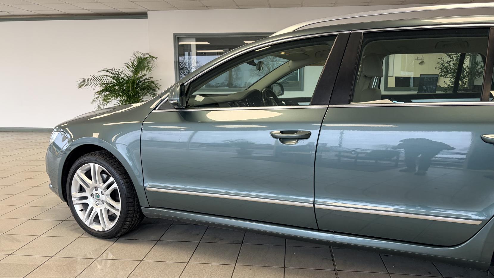 Skoda Superb 2.0 TDI Elegance Estate 5dr Diesel DSG Euro 5 (s/s) (170 ps)