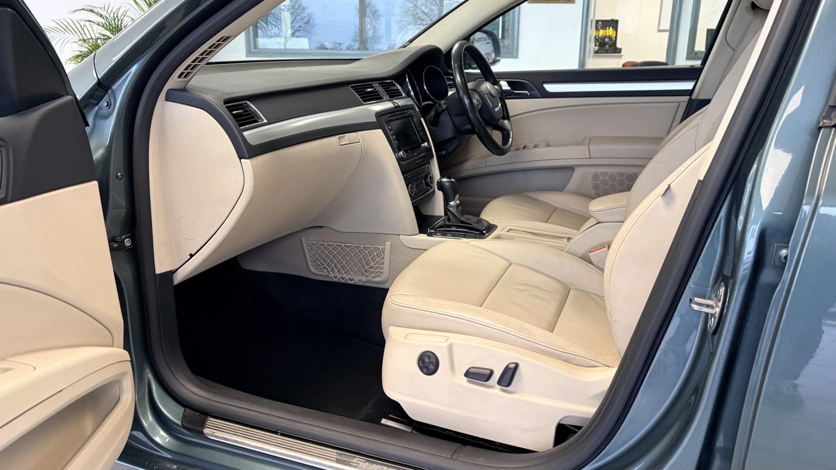 Skoda Superb 2.0 TDI Elegance Estate 5dr Diesel DSG Euro 5 (s/s) (170 ps)