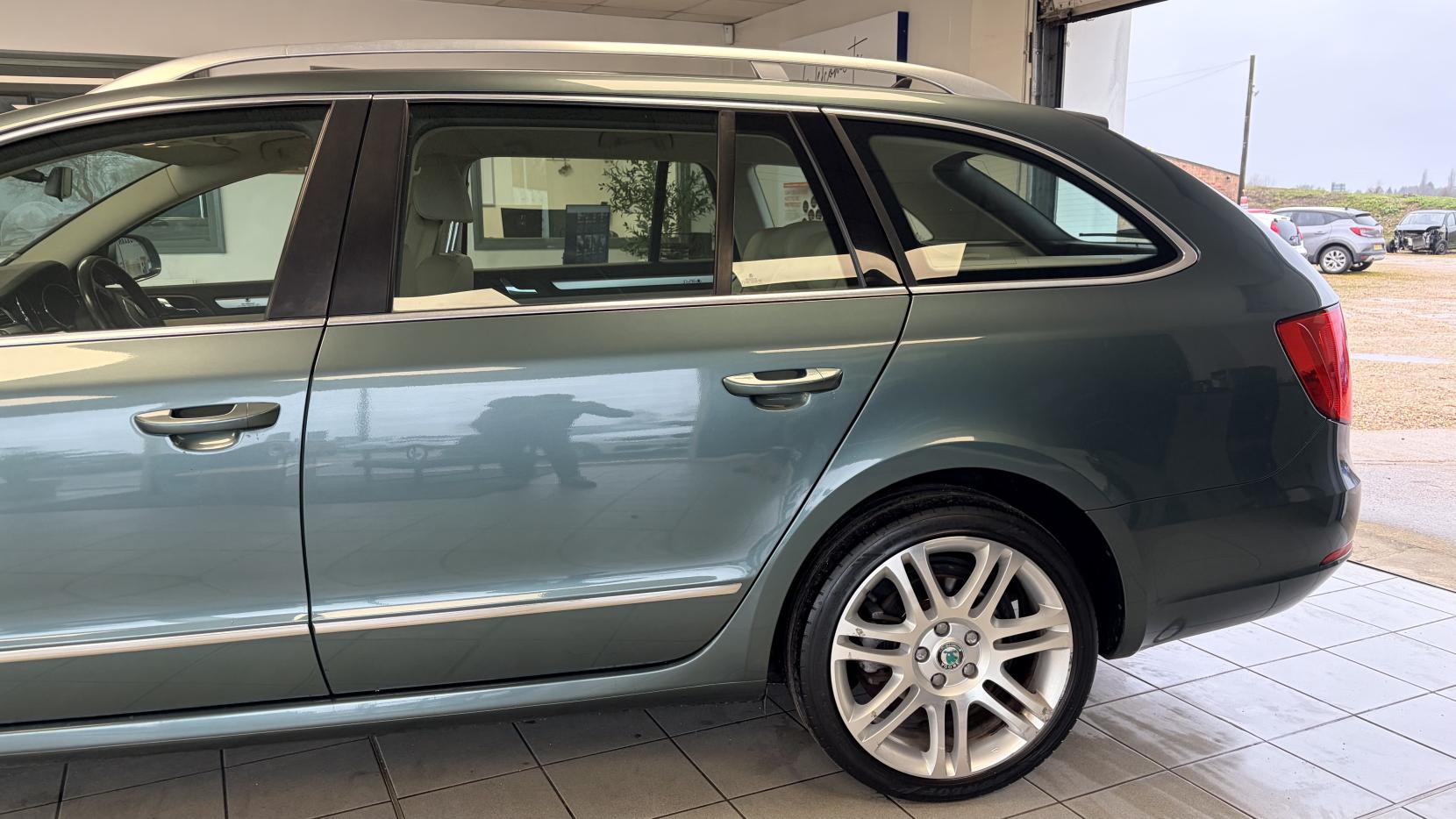 Skoda Superb 2.0 TDI Elegance Estate 5dr Diesel DSG Euro 5 (s/s) (170 ps)