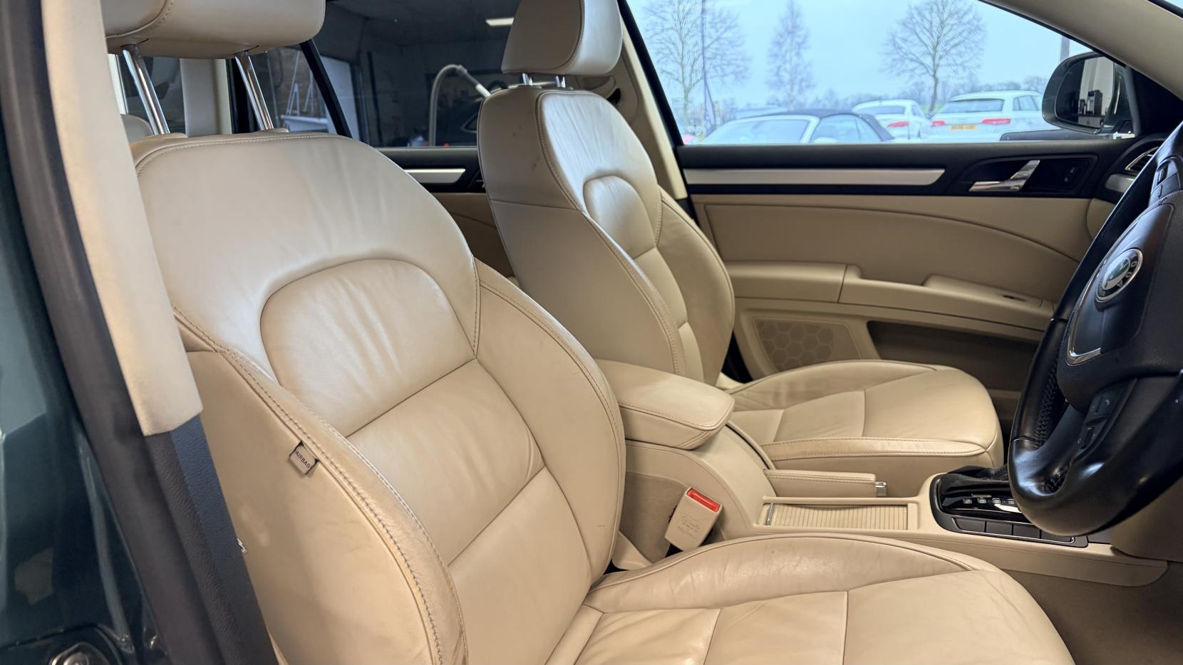 Skoda Superb 2.0 TDI Elegance Estate 5dr Diesel DSG Euro 5 (s/s) (170 ps)