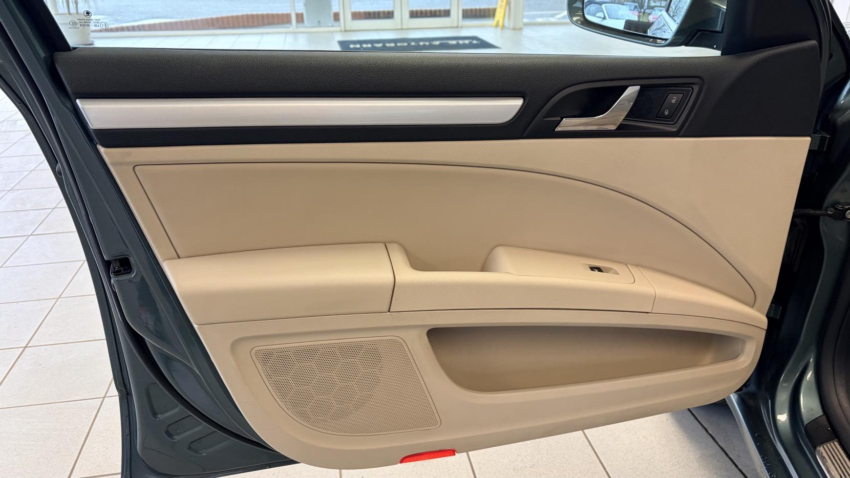 Skoda Superb 2.0 TDI Elegance Estate 5dr Diesel DSG Euro 5 (s/s) (170 ps)