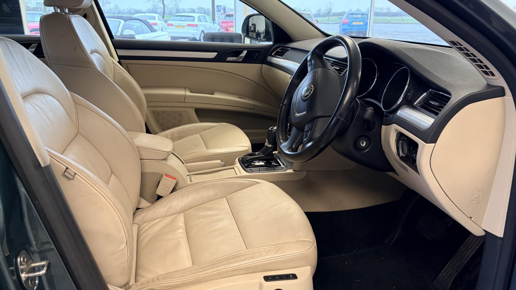 Skoda Superb 2.0 TDI Elegance Estate 5dr Diesel DSG Euro 5 (s/s) (170 ps)