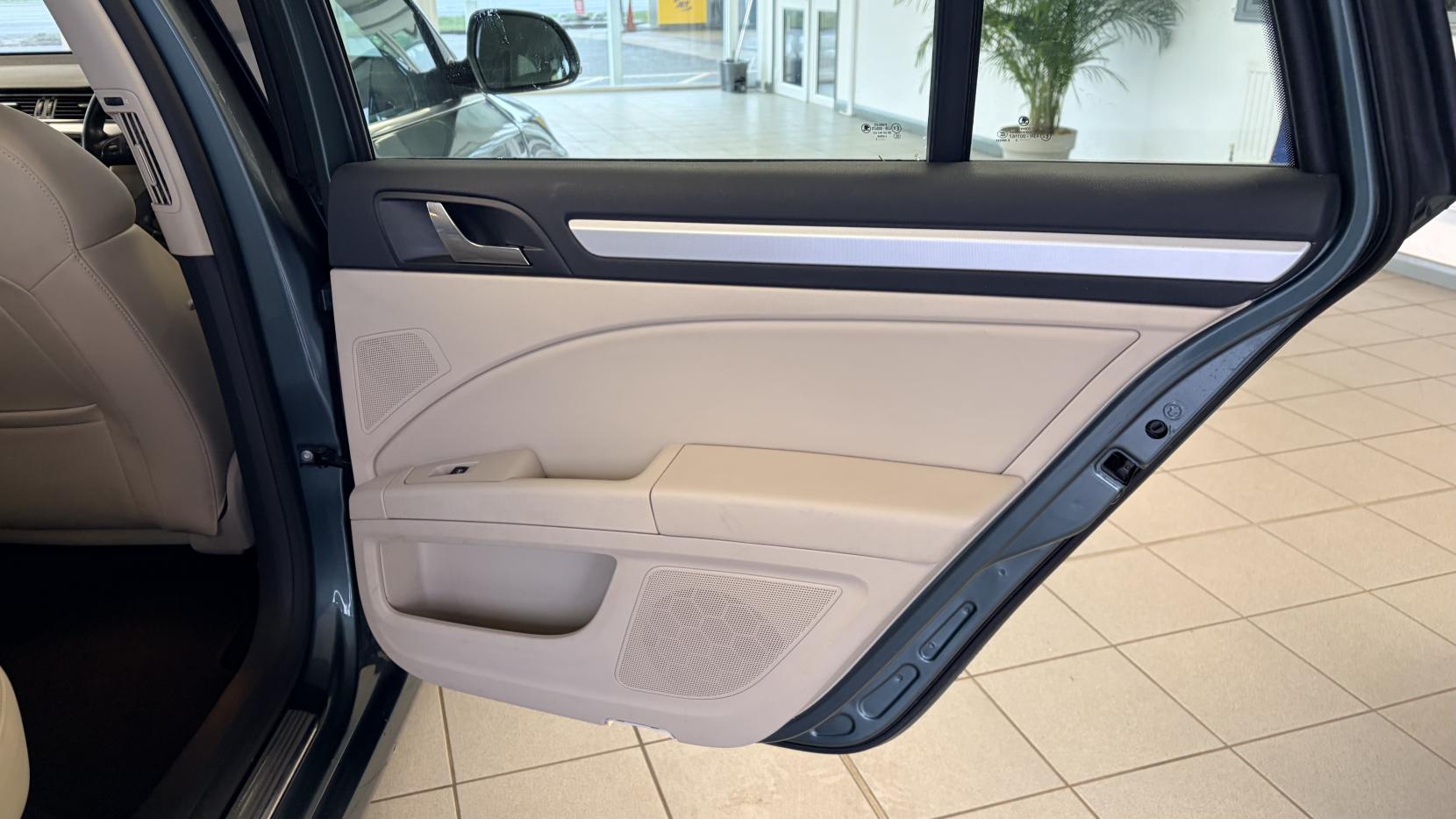 Skoda Superb 2.0 TDI Elegance Estate 5dr Diesel DSG Euro 5 (s/s) (170 ps)