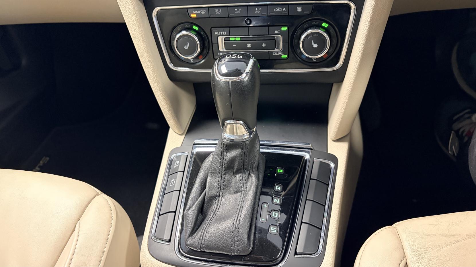 Skoda Superb 2.0 TDI Elegance Estate 5dr Diesel DSG Euro 5 (s/s) (170 ps)