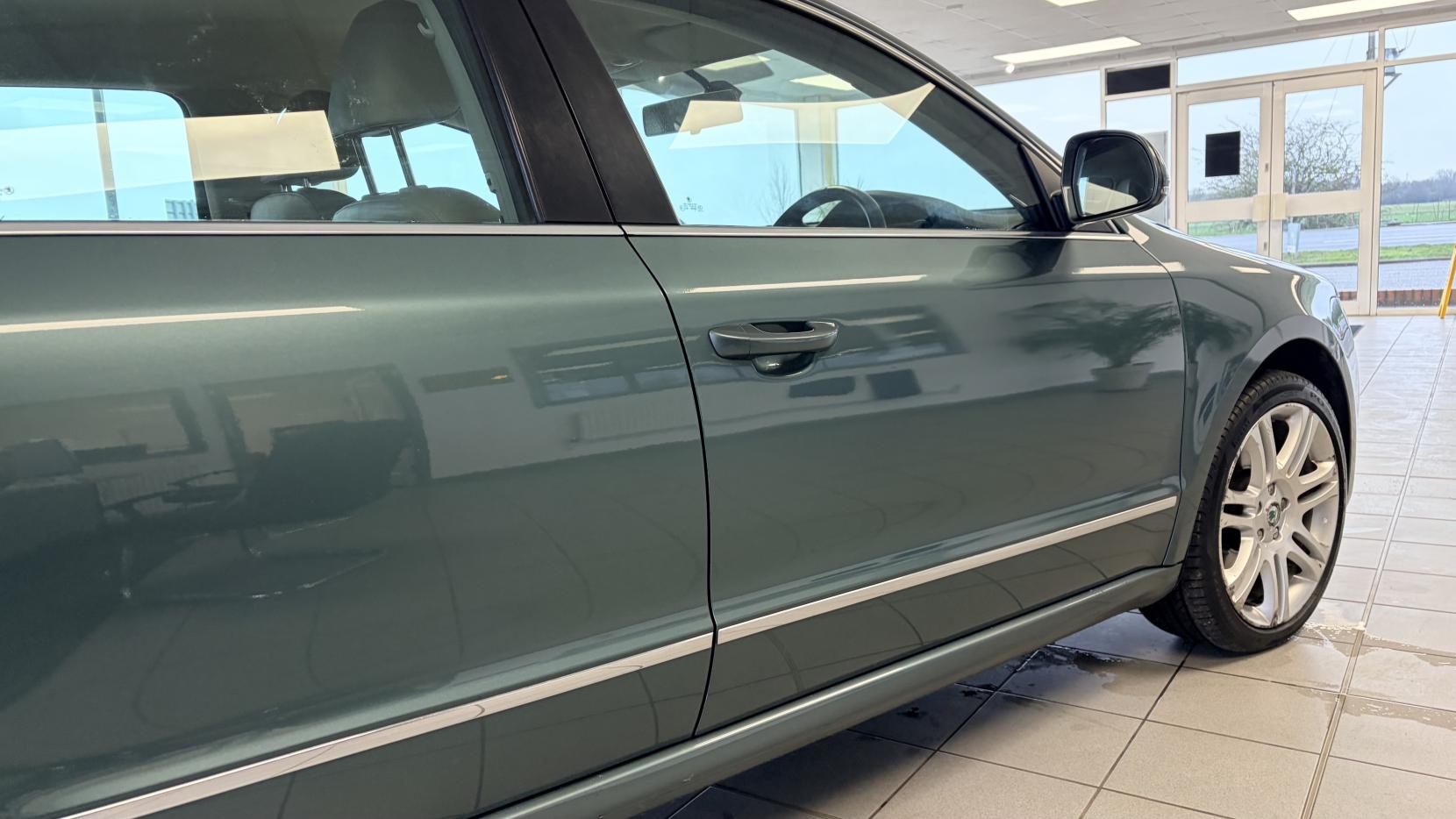 Skoda Superb 2.0 TDI Elegance Estate 5dr Diesel DSG Euro 5 (s/s) (170 ps)