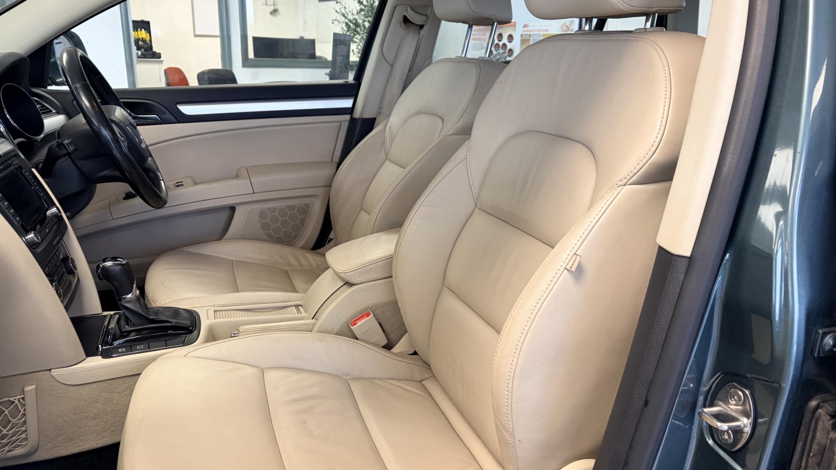 Skoda Superb 2.0 TDI Elegance Estate 5dr Diesel DSG Euro 5 (s/s) (170 ps)