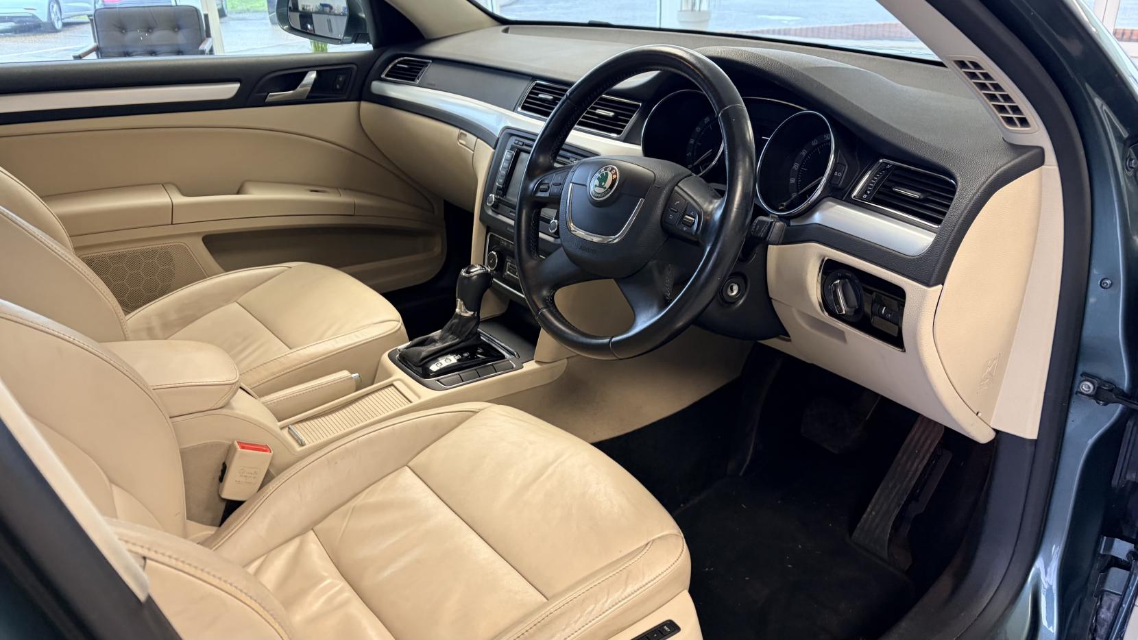 Skoda Superb 2.0 TDI Elegance Estate 5dr Diesel DSG Euro 5 (s/s) (170 ps)