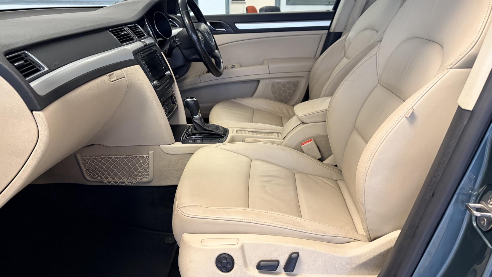 Skoda Superb 2.0 TDI Elegance Estate 5dr Diesel DSG Euro 5 (s/s) (170 ps)