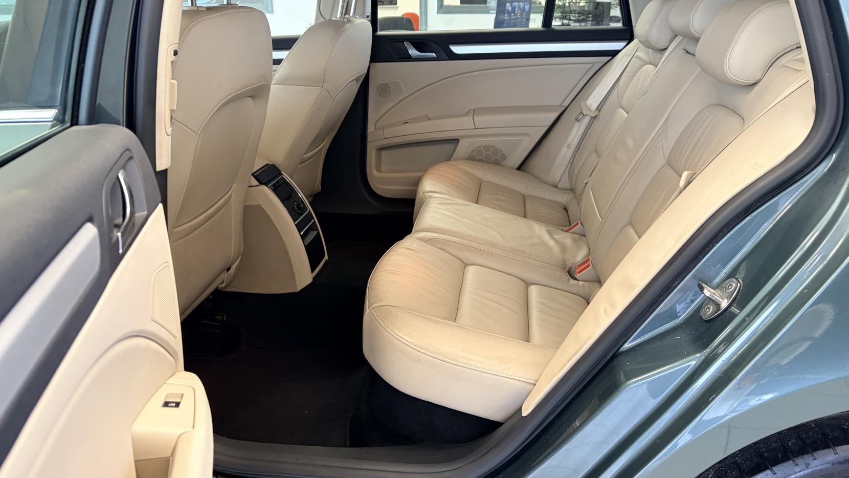 Skoda Superb 2.0 TDI Elegance Estate 5dr Diesel DSG Euro 5 (s/s) (170 ps)