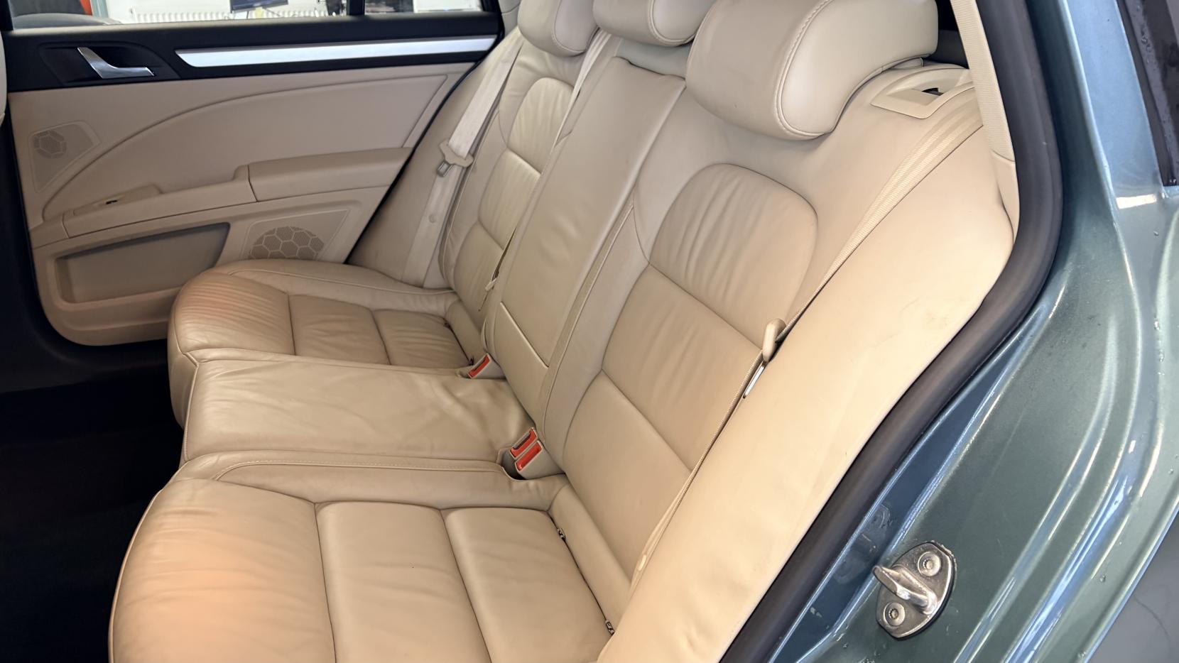 Skoda Superb 2.0 TDI Elegance Estate 5dr Diesel DSG Euro 5 (s/s) (170 ps)