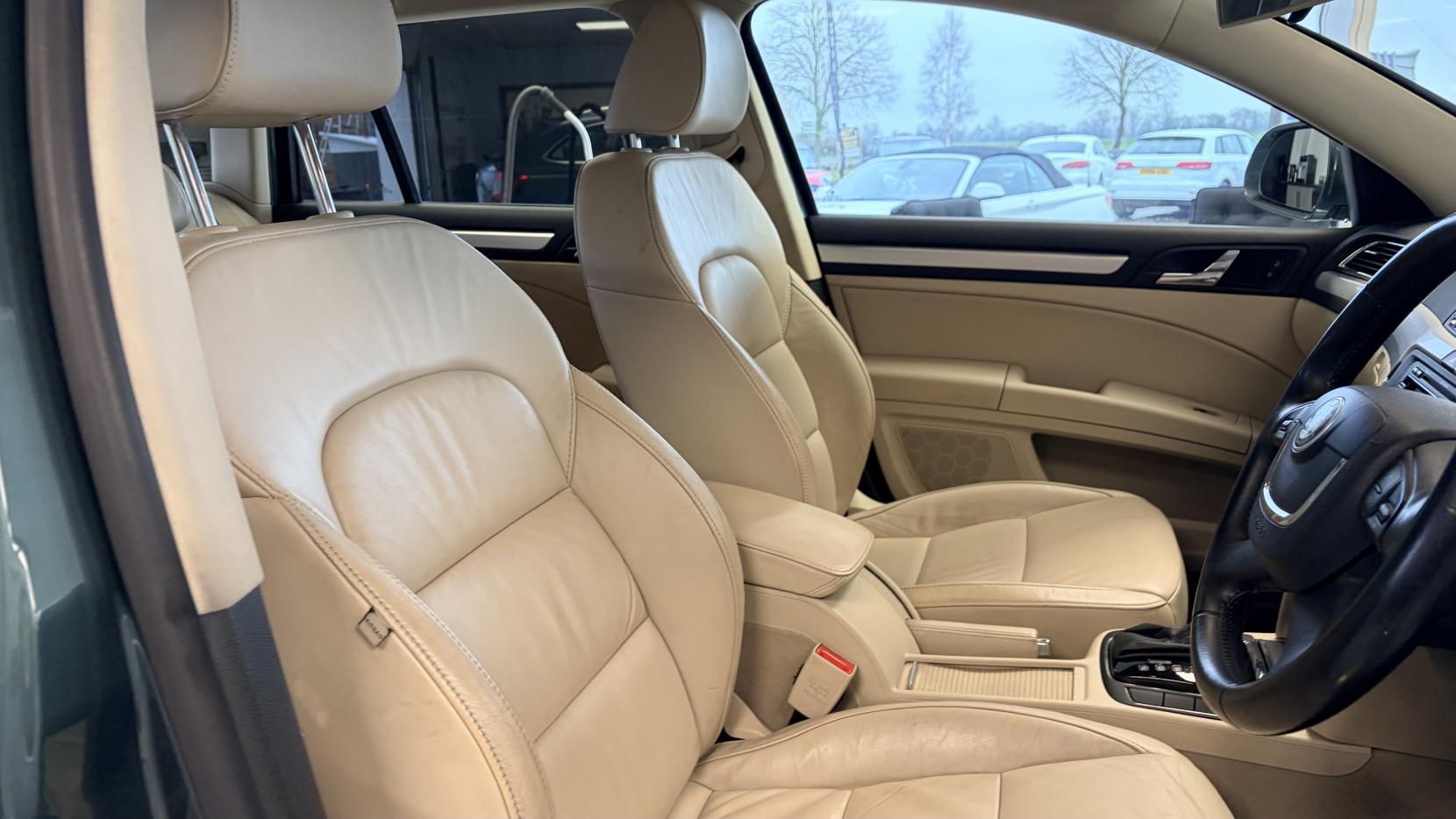 Skoda Superb 2.0 TDI Elegance Estate 5dr Diesel DSG Euro 5 (s/s) (170 ps)