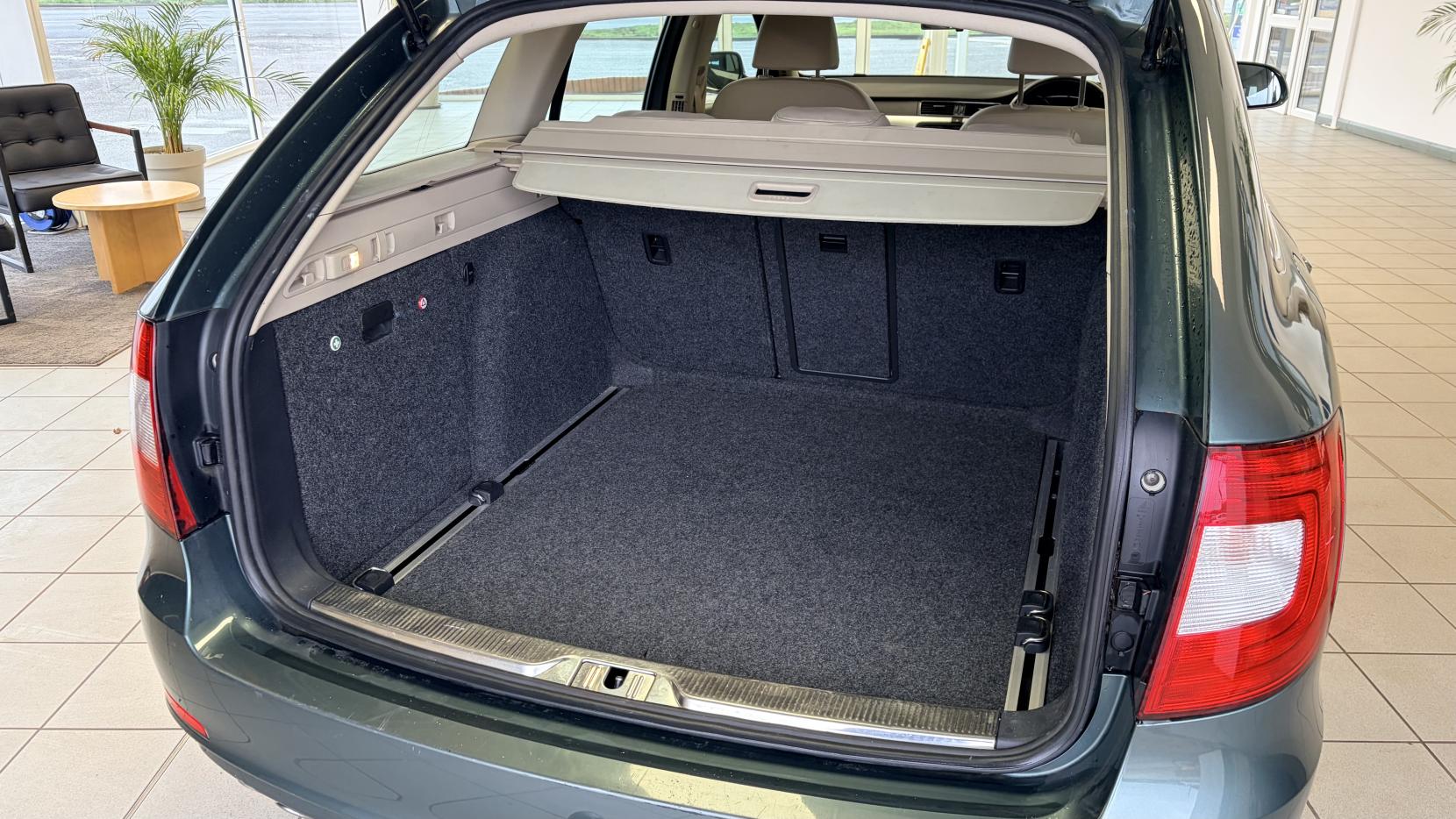 Skoda Superb 2.0 TDI Elegance Estate 5dr Diesel DSG Euro 5 (s/s) (170 ps)