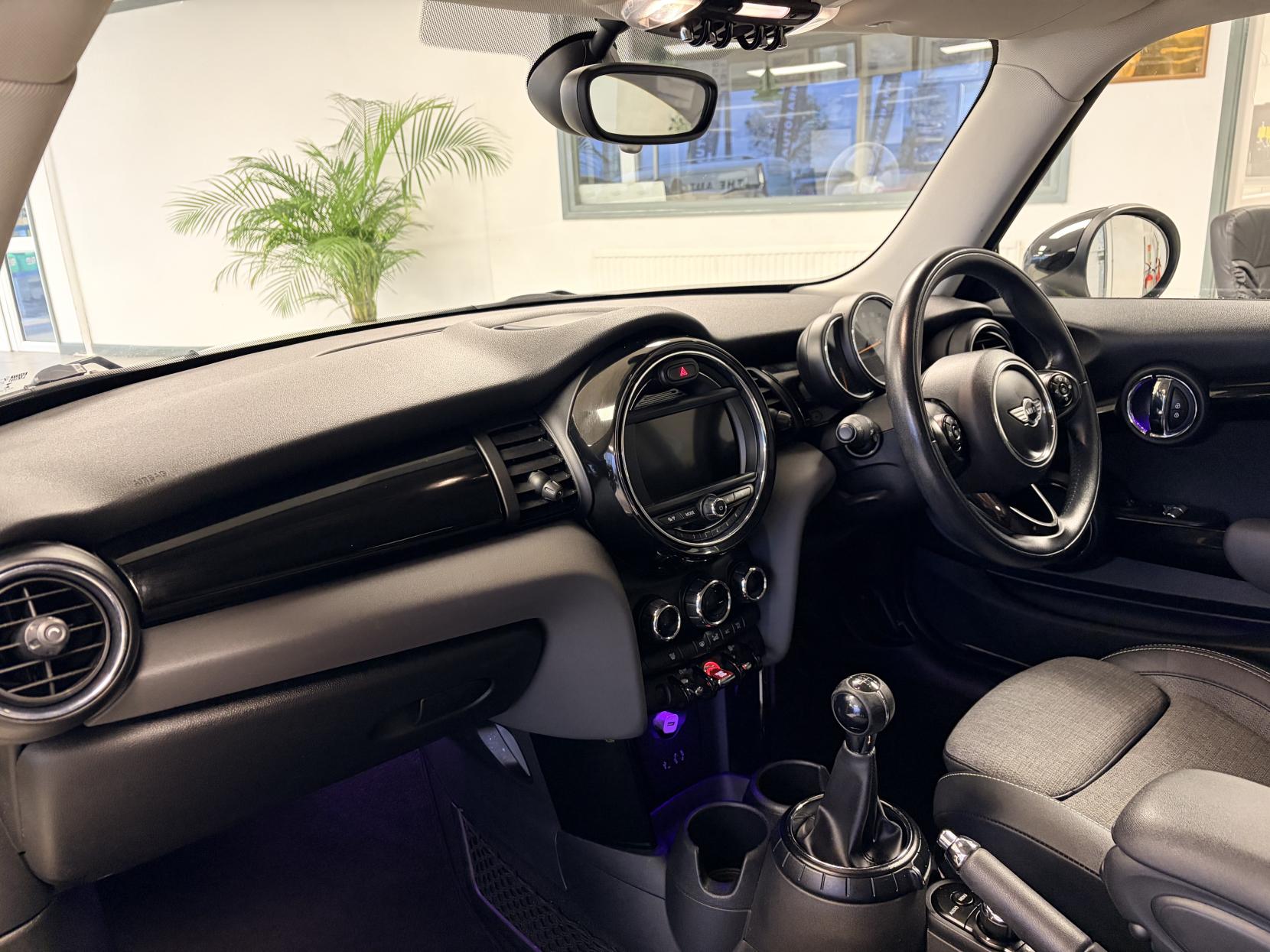 MINI Hatch 1.5 Cooper D Hatchback 3dr Diesel Manual Euro 6 (s/s) (116 ps)