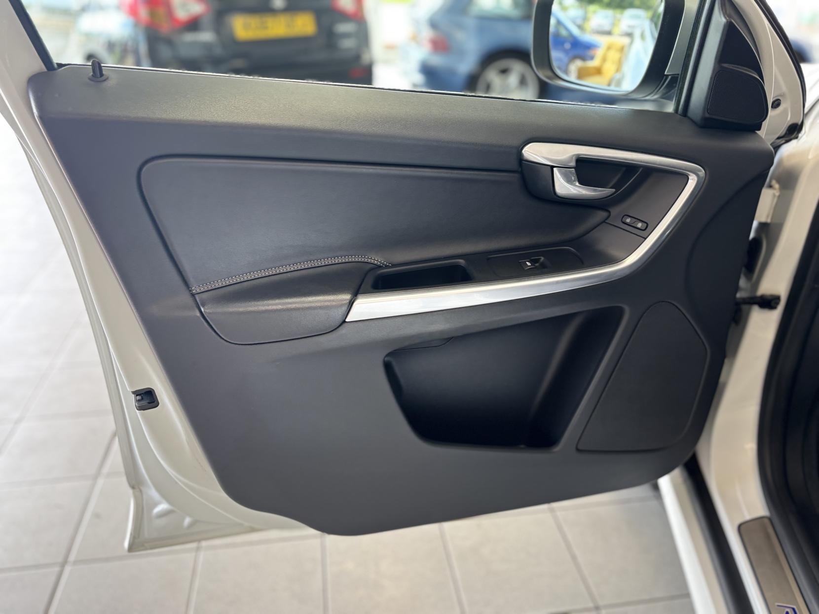 Volvo XC60 2.0 D4 R-Design Lux Nav SUV 5dr Diesel Manual Euro 6 (s/s) (190 ps)
