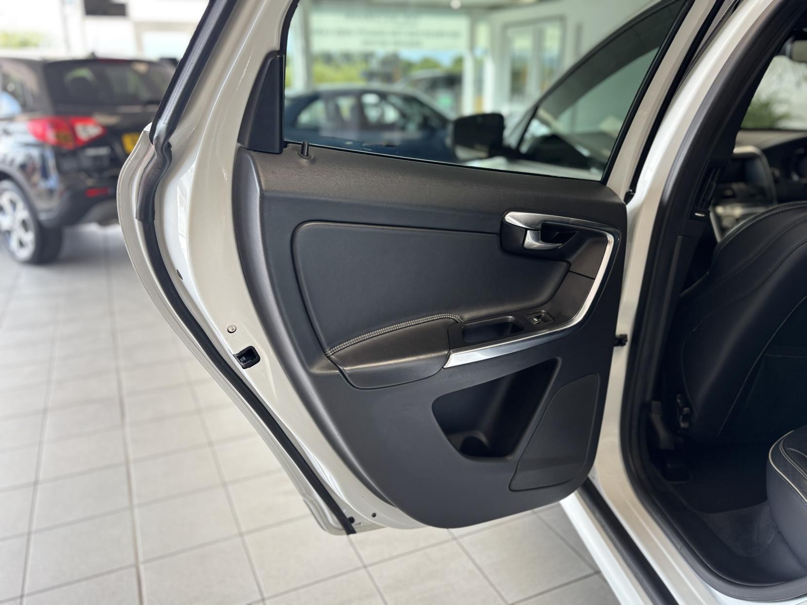 Volvo XC60 2.0 D4 R-Design Lux Nav SUV 5dr Diesel Manual Euro 6 (s/s) (190 ps)