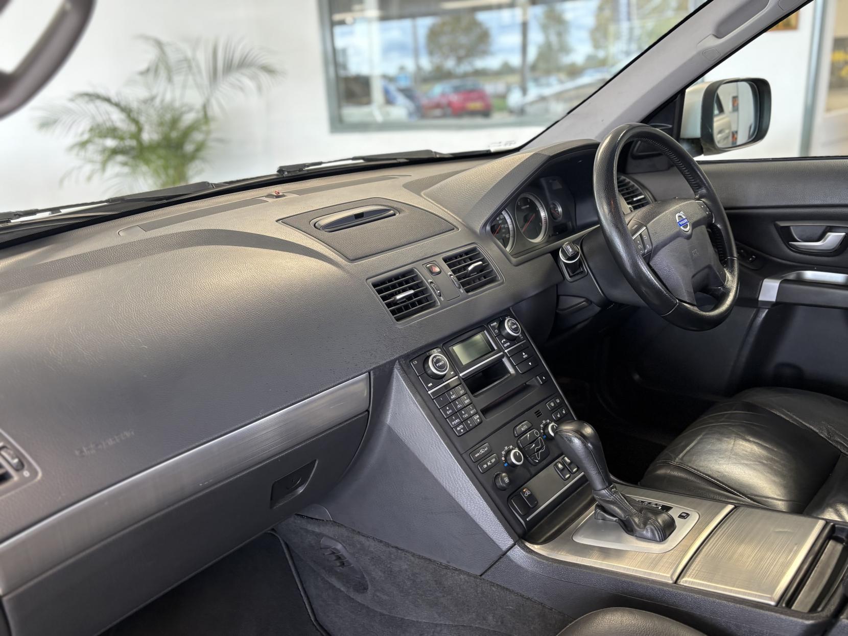 Volvo XC90 2.4 D5 SE SUV 5dr Diesel Geartronic AWD (224 g/km, 182 bhp)