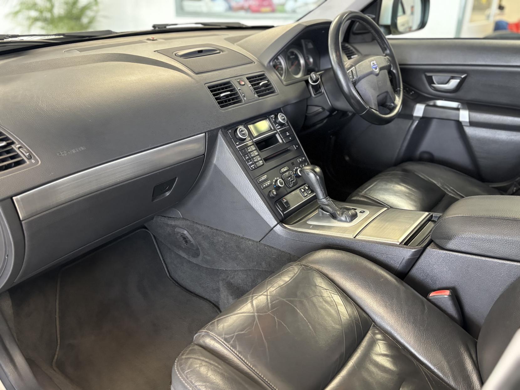 Volvo XC90 2.4 D5 SE SUV 5dr Diesel Geartronic AWD (224 g/km, 182 bhp)
