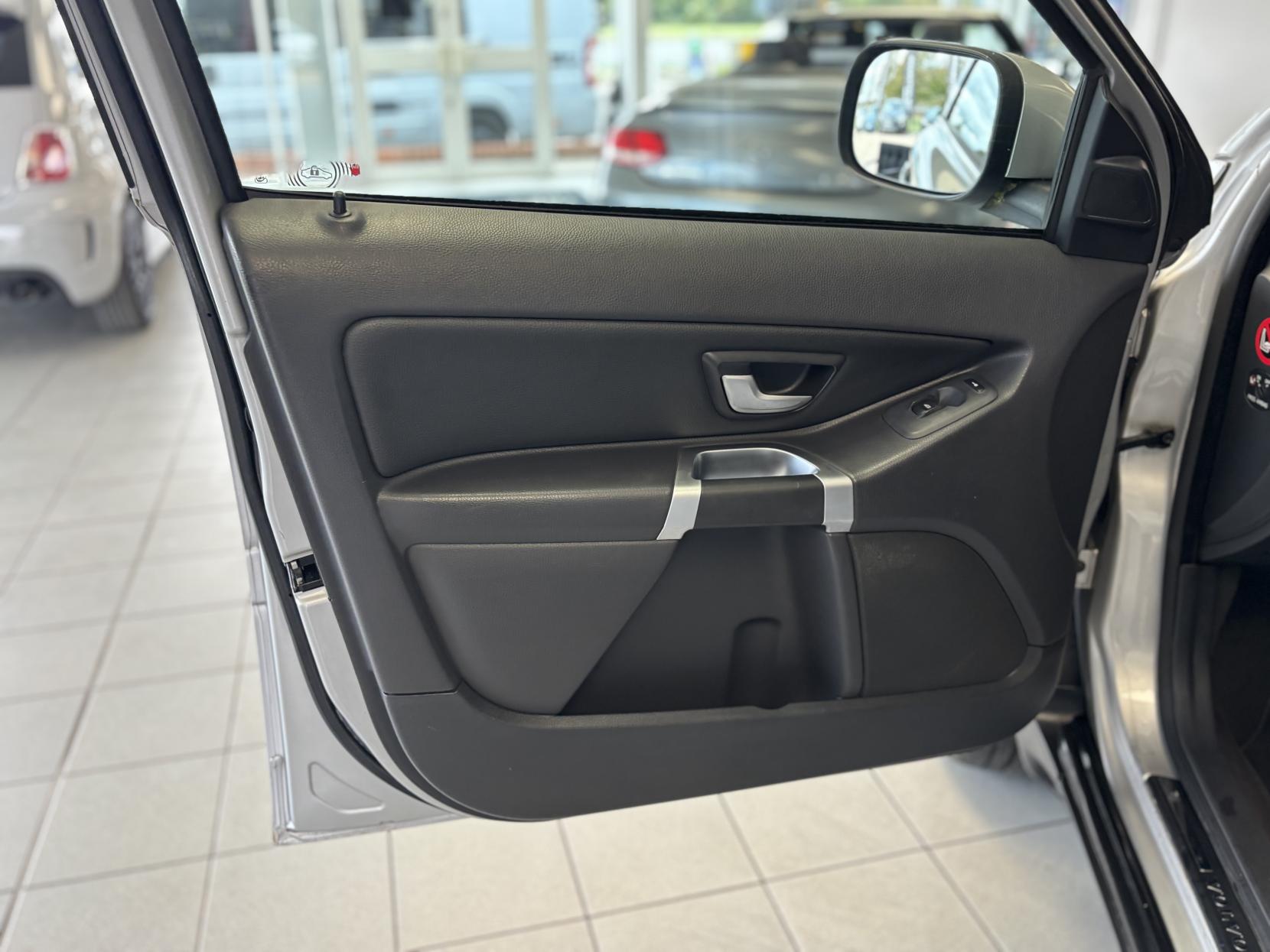 Volvo XC90 2.4 D5 SE SUV 5dr Diesel Geartronic AWD (224 g/km, 182 bhp)