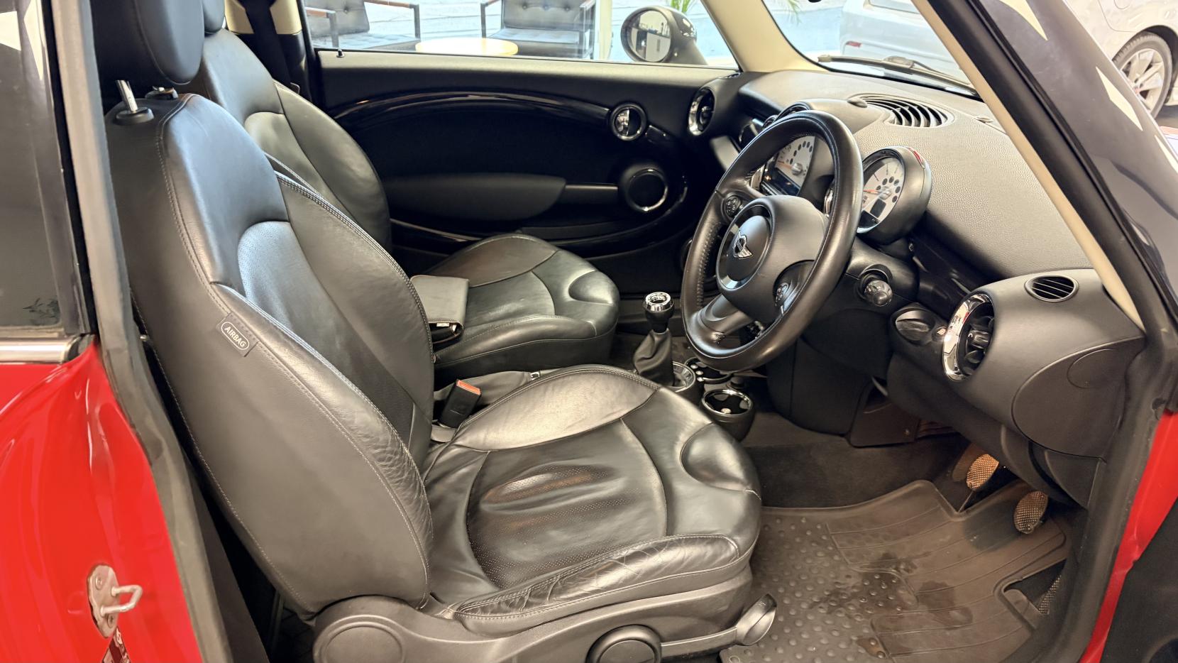 MINI Hatch 1.6 Cooper D Hatchback 3dr Diesel Manual Euro 5 (s/s) (112 ps)