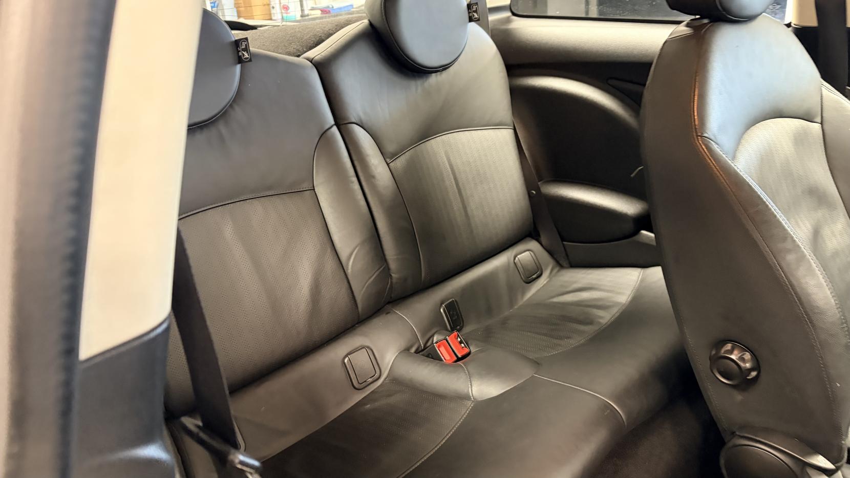 MINI Hatch 1.6 Cooper D Hatchback 3dr Diesel Manual Euro 5 (s/s) (112 ps)