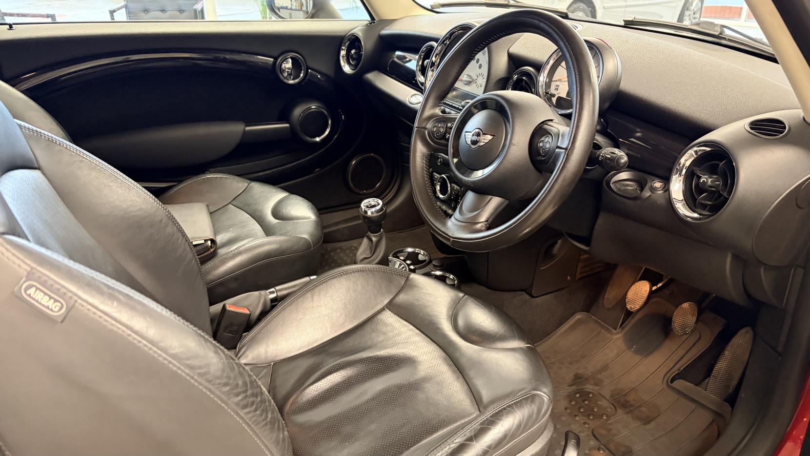 MINI Hatch 1.6 Cooper D Hatchback 3dr Diesel Manual Euro 5 (s/s) (112 ps)